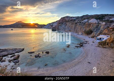 Vue imprenable sur la plage de Fyrinaka au coucher du soleil, Milos, Grèce Banque D'Images