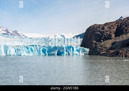 Glacier gris au printemps par le lac Grey, parc national Torres del Paine, Patagonie, Chili. Banque D'Images