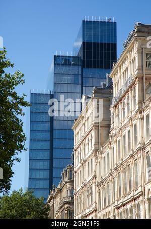 Ancien et nouveau. Architecture classique et architecture moderne dans le centre de Birmingham, en Angleterre. Banque D'Images