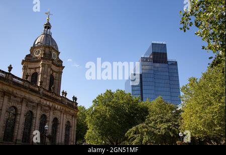 Une tour de bureau moderne récemment construite surplombe la cathédrale classique de St Philips dans le centre de Birmingham, en Angleterre. Banque D'Images