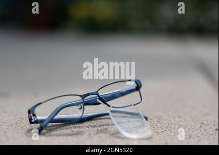 Mise au point sélective sur les lunettes endommagées dont la lentille est rayée est sortie Banque D'Images