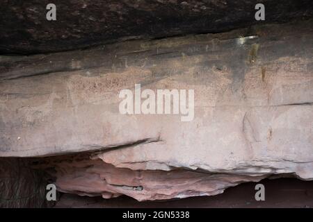 Peintures rupestres préhistoriques avec des personnages animaux près d'Albarracin, Teruel, Espagne. Europe Banque D'Images