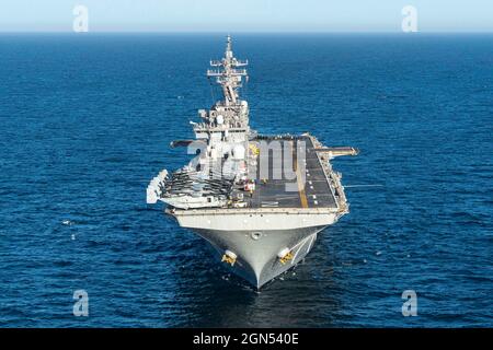 Océan Pacifique, en mer. 18 avril 2021. Le navire d'assaut amphibie de classe Wasp de la Marine américaine USS Essex lors d'une patrouille en bon temps le 18 2021 avril dans l'océan Pacifique. Crédit : MC3 Brett McMinoway/États-Unis Navy/Alamy Live News Banque D'Images