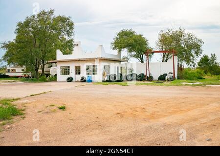 Ancien garage abandonné au Texas sur la route 66 USA Banque D'Images