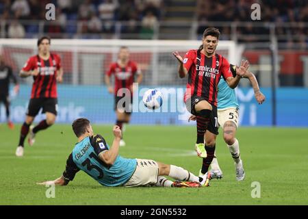 Milan, Italie. 22 septembre 2021. Brahim Diaz de l'AC Milan combat pour le ballon contre Mattia Calandra de Venezia FC pendant la série Un match de football 2021/22 entre l'AC Milan et Venezia FC au stade Giuseppe Meazza, Milan, Italie le 22 septembre 2021 crédit: Agence de photo indépendante/Alay Live News Banque D'Images