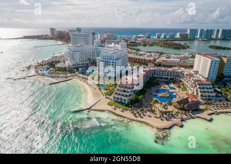 Cancun, Mexique - 17 septembre 2021 : vue sur le magnifique hôtel Fiesta Americana Cancun Villas dans la zone hôtelière de Cancun. Riviera Maya dans Banque D'Images