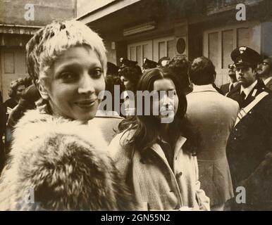 Les actrices italiennes Mariangela Melato et Paola Gassman lors d'une manifestation devant le Teatro delle Vittorie, Rome, Italie, années 1970 Banque D'Images