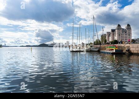 Oslo, Norvège. Septembre 2021. Quelques bateaux à voile amarrés sur le port touristique de la ville Banque D'Images