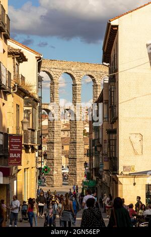 Ségovie, Espagne. L'Acueducto de Segovia, un aqueduc romain ou pont d'eau construit au 1er siècle après J.-C. Vue au coucher du soleil depuis la rue Calle Cervantes Banque D'Images