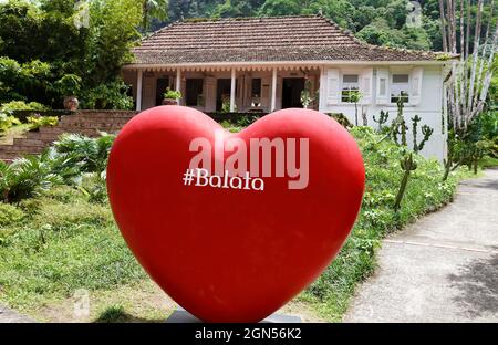 Fort de France, Martinique -09 août 2021 : le coeur géant signe d'entrée au jardin de Balata. C'est un jardin botanique situé sur la route de Balata Banque D'Images