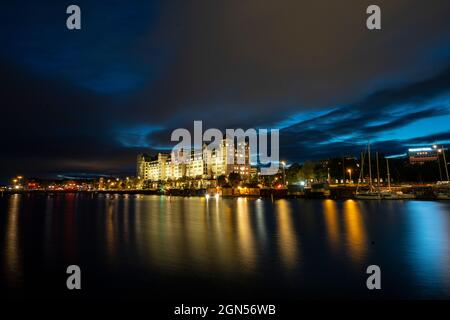 Oslo, Norvège. Septembre 2021. Vue de nuit sur les lumières et les couleurs de la mer dans le centre-ville Banque D'Images