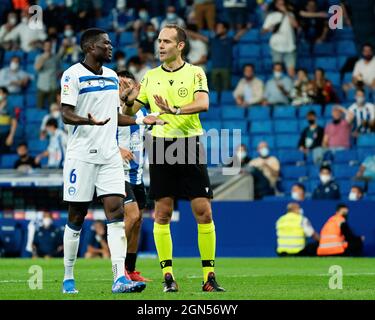 Cornellà, Espagne, le 22 septembre 2021. ESPAGNE, FOOTBALL, LA LIGA SANTANDER, RCDE VS DEPORTIVO ALAVÉS. Deportivo Alavés (6) Loum parle avec son arbitre lors du match de la Liga Santander entre le RCD Espanyol et le Deportivo Alavés au stade RCDE, Cornellà, Espagne, le 22 septembre 2021. © Joan Gosa 2021. Crédit : Joan Gosa Badia/Alay Live News Banque D'Images