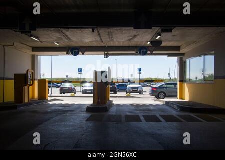 Saint-Pétersbourg, Russie - 15 mai 2019 : entrée au parking souterrain de plusieurs étages de l'aéroport de Pulkovo Banque D'Images