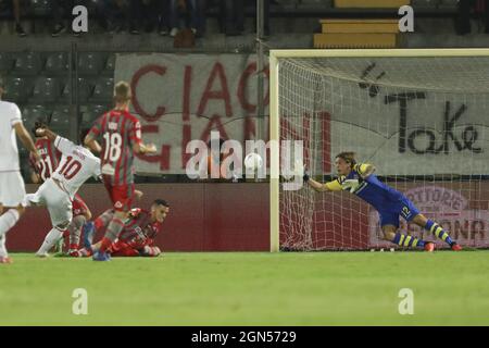 Cremona, Italie. 22 septembre 2021. Marco Carnesecchi (Crémonese) fait des économies sur Ryder Matos (Pérouse) tourné pendant les États-Unis Crémonese vs AC Perugia, Ligue italienne de championnat de football BKT à Crémona, Italie, septembre 22 2021 crédit: Agence de photo indépendante/Alamy Live News Banque D'Images