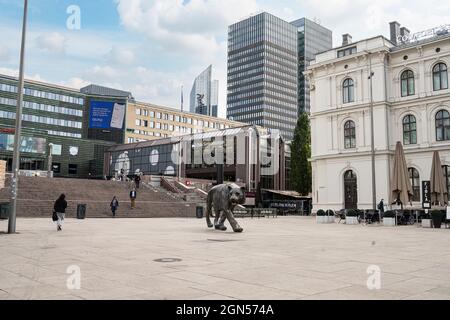 Oslo, Norvège. Septembre 2021. La statue du tigre au centre de la place en face de la gare centrale dans le centre ville Banque D'Images