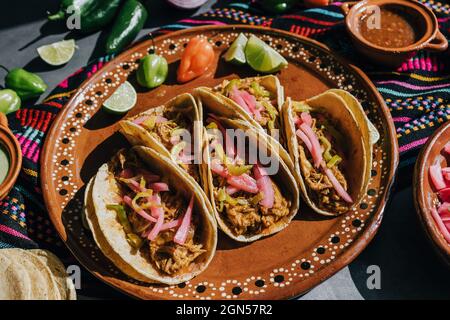 composition de tacos plats mexicains avec carnitas de porc, pibil de cochinita, oignon et piment habanero cuisine traditionnelle au Mexique Banque D'Images