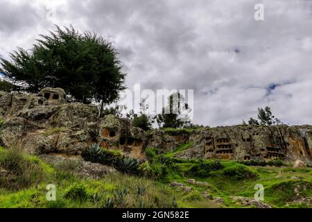 Belle vue panoramique sur le site archéologique de Ventanillas de Otuzco situé dans le quartier de Baños del Inca, à 8 km au nord-ouest de la ville de CAJ Banque D'Images