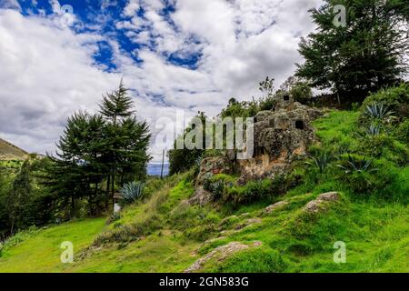 Vue du côté gauche du site archéologique 'Las Ventanillas de Otuzco' dans le district de Baños del Inca depuis la province de Cajamarca, Pérou, par une journée ensoleillée Banque D'Images