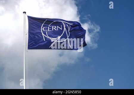 Drapeau du CERN. Logo, symbole de l'Organisation européenne pour la recherche nucléaire, exploitant le plus grand laboratoire de physique des particules au monde. Banque D'Images