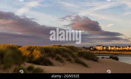 Panorama multi image des dunes de sable qui séparent Crosby Marina de la plage vue au coucher du soleil. Banque D'Images