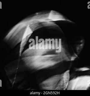 Cri d'horreur. Hurler le visage de la femme. Prise de vue avec exposition longue. Banque D'Images