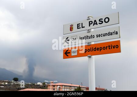 La Palma, Espagne. 22 septembre 2021. Photo prise le 21 septembre 2021 montre l'éruption du volcan Cumbre Vieja sur l'île de la Palma dans les îles Canaries, en Espagne. L'éruption du volcan Cumbre Vieja devrait durer entre 24 et 84 jours, a déclaré l'Institut de Volcanologie des îles Canaries (INVOLCAN) mercredi. Credit: Gustavo Valiente/Xinhua/Alamy Live News Banque D'Images