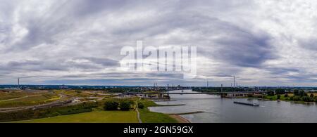 Vue panoramique sur le pont autoroutier du Rhin près de Leverkusen, Allemagne. Photographie de drone. Banque D'Images