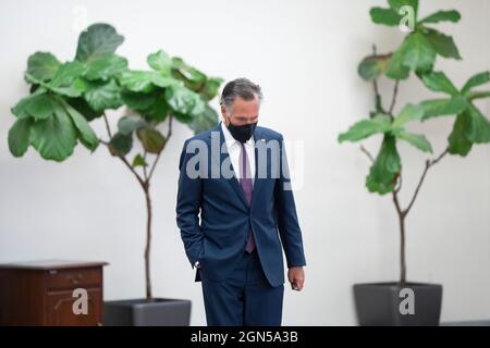 22 septembre 2021- Washington DC- le sénateur Mitt Romney attend une voiture de métro au Capitole. Crédit photo: Chris Kleponis/ Sipa USA Banque D'Images