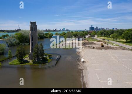 Inondation autour de la tour Nancy Brown Carillion avec le jardin Oudolf Detroit en construction avec plans d'aménagement du site Banque D'Images