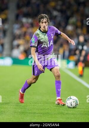 Wolverhampton, Royaume-Uni. 22 septembre 2021 ; Molineux Stadium, Wolverhampton, West Midlands, Angleterre ; EFL Cup football, Wolverhampton Wanderers versus Tottenham Hotspur; Bryan Gil de Tottenham Hotspur avec le ballon à ses pieds crédit: Action plus Sports Images/Alay Live News Banque D'Images