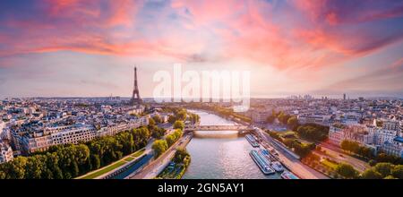 Panorama aérien de Paris avec la Seine et la Tour Eiffel, France. Vacances d'été romantique destination de vacances. Vue panoramique sur le Parisi historique Banque D'Images