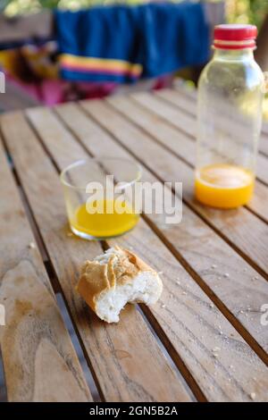 Un peu de pain et un jus d'orange servi sur une table en bois Banque D'Images