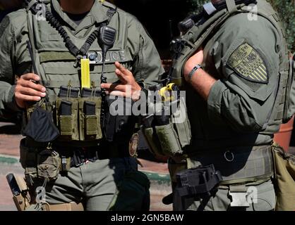 Deux membres de l'équipe SWAT du département de police de Santa Fe, au Nouveau-Mexique, discutent lors d'un événement public bondé à Santa Fe. Banque D'Images