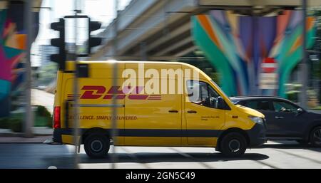 Bucarest, Roumanie - 11 août 2021 une livraison jaune DHL qui accélère le trafic à Bucarest. Cette image est destinée à un usage éditorial uniquement. Banque D'Images