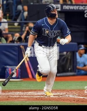 Saint-Pétersbourg, États-Unis. 22 septembre 2021. Austin Meadows de Tampa Bay Rays a fait une course à domicile à trois heures au large de Ross Stripling, le relieur de Toronto, lors du troisième repas au Tropicana Field, à Saint-Pétersbourg, en Floride, le mercredi 22 septembre 2021. Photo de Steven J. Nesius/UPI crédit: UPI/Alamy Live News Banque D'Images