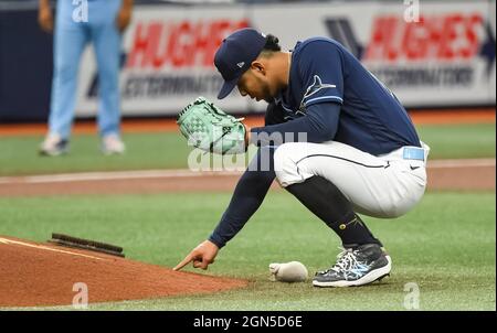 Saint-Pétersbourg, États-Unis. 22 septembre 2021. Luis Patino, le lanceur de Tampa Bay Rays, écrit sur le dos de la plaie avant de se lancer contre les Blue Jays de Toronto lors du premier repas au Tropicana Field, à Saint-Pétersbourg, en Floride, le mercredi 22 septembre 2021. Photo de Steven J. Nesius/UPI crédit: UPI/Alamy Live News Banque D'Images