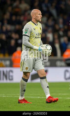 Wolverhampton, Royaume-Uni. 22 septembre 2021 ; Molineux Stadium, Wolverhampton, West Midlands, Angleterre ; EFL Cup football, Wolverhampton Wanderers versus Tottenham Hotspur; Wolverhampton Wanderers gardien de but John Ruddy avec le ballon dans ses mains Credit: Action plus Sports Images/Alay Live News Banque D'Images