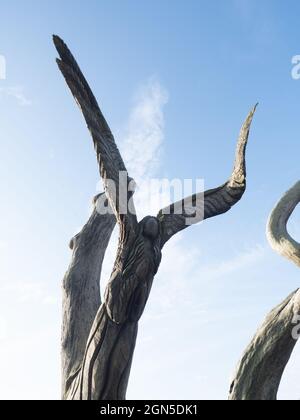 3/30/21 Bay St. Louis, Mississippi, Chainsaw Demontluzin Avenue Angel sculpture de Dayle K. Lewis sculpté dans un chêne ruiné par l'ouragan Katrina. Banque D'Images