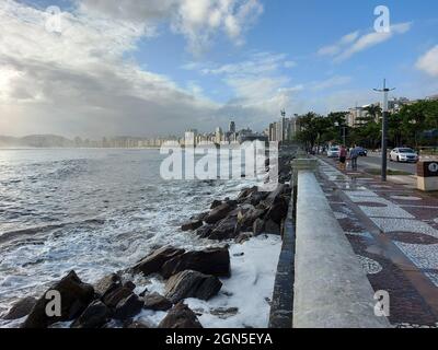 Santos, Sao Paulo, Brésil. 22 septembre 2021. (INT) Météo à Santos. 22 septembre 2021, Santos, Sao Paulo, Brésil: La gueule de bois cause des mers agitées à Ponta da Praia, à Santos, sur la côte sud de Sao Paulo, le mercredi 22 septembre 2021. Navy Alert a confirmé toute la journée l'imprévisibilité du temps. (Credit image: © Luigi Bongiovanni/TheNEWS2 via ZUMA Press Wire) Banque D'Images