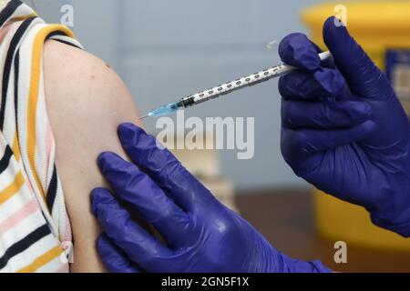 Londres, Royaume-Uni. 10 septembre 2021. Un membre du personnel du NHS administre le vaccin Covid-19 de Pfizer à une femme dans un centre de vaccination. Selon le ministère de la Santé et des Affaires sociales, le Royaume-Uni enverra un million de doses du vaccin contre le coronavirus Pfizer en Corée du Sud. En retour, la Corée du Sud enverra le même « volume global de doses » avant la fin de 2022. Crédit : SOPA Images Limited/Alamy Live News Banque D'Images