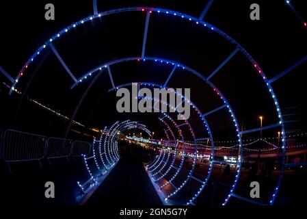 Spiro Light tunnel, illuminations de Blackpool, septembre 2021. Un tunnel sculptural de lumières changeant de couleurs, s'étendant sur 26 mètres de longueur. Banque D'Images