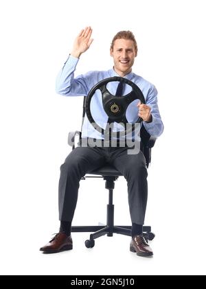 Jeune homme avec volant de direction agitant la main sur fond blanc Banque D'Images