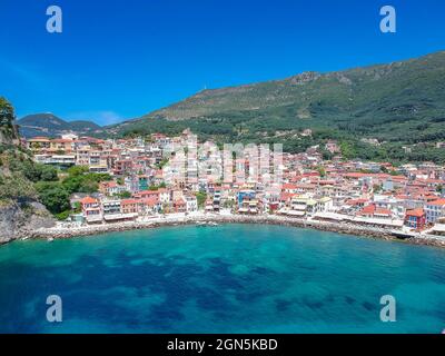 Vue panoramique aérienne sur la ville côtière de Parga, Epirus, Grèce Banque D'Images