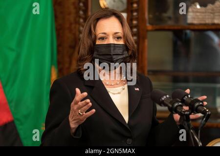 Washington, États-Unis. 22 septembre 2021. Le vice-président Kamala Harris rencontre son Excellence Hakainde Hichilema, Président de la République de Zambie au bureau de cérémonie du vice-président dans le bâtiment du bureau exécutif Eisenhower à Washington, DC, le mercredi 22 septembre 2021. Photo par Ken Cedeno/Pool/Sipa USA crédit: SIPA USA/Alay Live News Banque D'Images