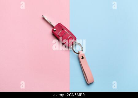 Clé de voiture avec porte-clés en cuir sur fond de couleur Banque D'Images