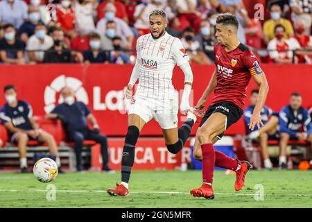 Youssef en-Nesyri de Sevilla CF en action avec Gabriel Paulista de Valencia CF pendant le match de la Liga Santader entre Sevilla CF et Valencia CF à Ramon Sanchez Pizjuan à Séville, Espagne, le 22 septembre 2021. Banque D'Images