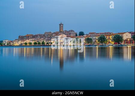 Le paysage urbain de l'ancien village de Marta, sur la rive du lac Bolsena en Italie Banque D'Images