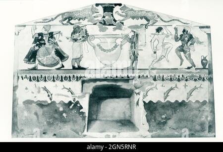 Cette illustration de 1910 montre une scène de tombe d'Etrsucan peinte à l'intérieur du lieu d'inhumation. En haut à droite, un couple est représenté en position de danse. Elle a été trouvée dans ce qui a été appelé la « tombe de la Lionne ». Une des fresques étrusques les plus connues est celle de la tombe de la Lionne (Tomba delle Leonesse) à Tarquinia. La tombe a été datée de 520 av. J.-C. et est divisée en deux registres. Le registre inférieur sur les trois murs affiche des vagues bleues avec des dauphins verts et bleus sautant à l'intérieur et à l'extérieur et des oiseaux volant au-dessus. Le registre principal de la paroi arrière (illustré ici) montre un grand cratère dans le cent Banque D'Images