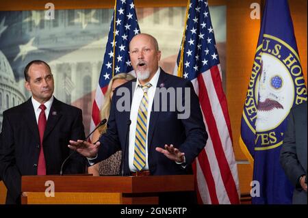 Chip Roy (républicain du Texas), représentant des États-Unis, fait des remarques lors d'une conférence de presse du House Freedom Caucus sur le National Defense Authorization Act au Capitole des États-Unis à Washington, DC, le mercredi 22 septembre 2021. Crédit : Rod Lamkey/CNP Banque D'Images