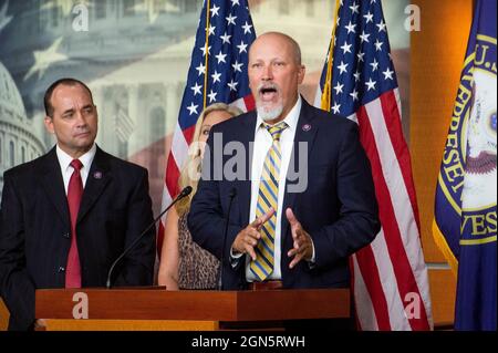 Chip Roy (républicain du Texas), représentant des États-Unis, fait des remarques lors d'une conférence de presse du House Freedom Caucus sur le National Defense Authorization Act au Capitole des États-Unis à Washington, DC, le mercredi 22 septembre 2021. Crédit : Rod Lamkey/CNP Banque D'Images